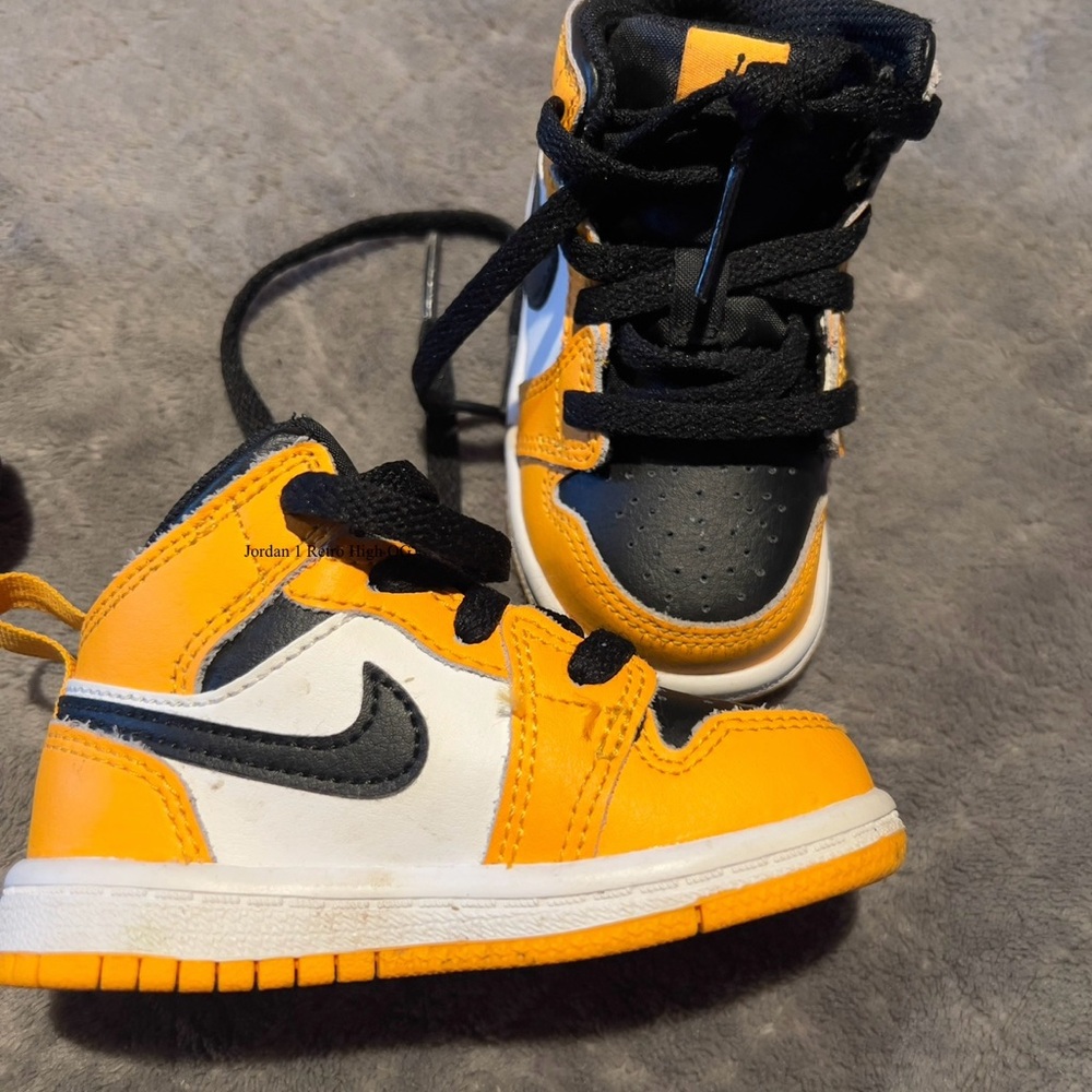 Nike Jordan 1 Retro High OG sneakers in Taxi/Yellow and black Toddler 5C